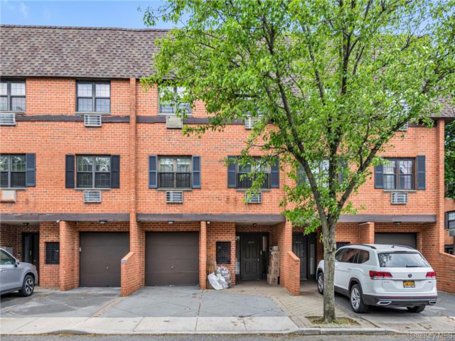  3 BR,  2.00 BTH &nbsp;Mid rise style home in Bayside