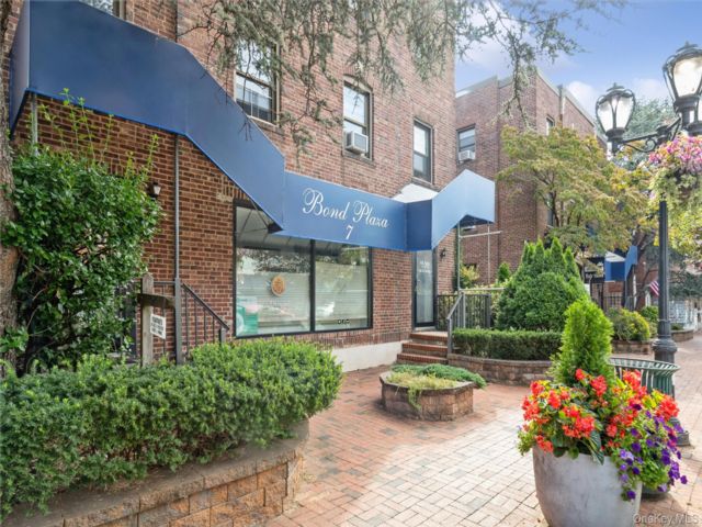  1 BR,  1.00 BTH &nbsp;Mid rise style home in Great Neck