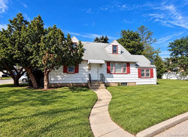  4 BR,  2.00 BTH &nbsp;Cape cod style home in Hicksville