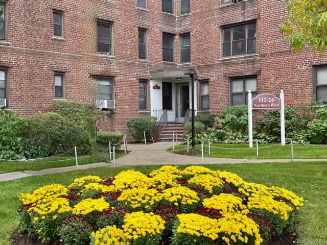  2 BR,  1.00 BTH &nbsp;Mid rise style home in Corona