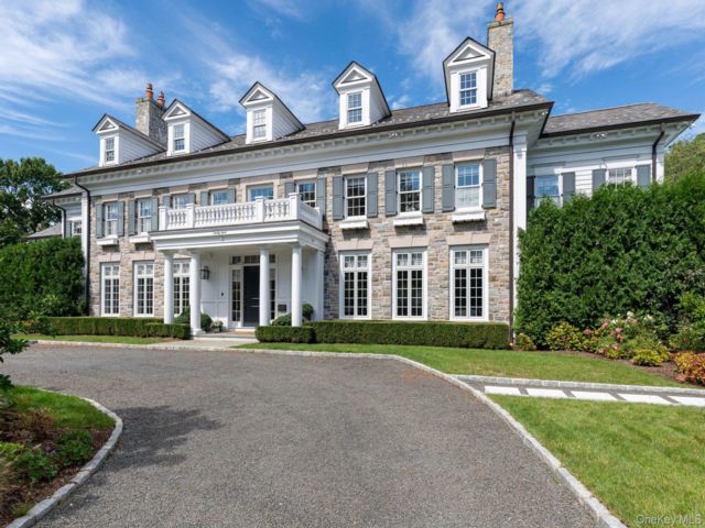  7 BR,  9.00 BTH &nbsp;Colonial style home in Scarsdale