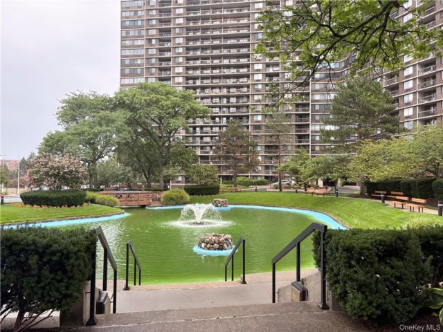  1 BR, 11.00 BTH &nbsp;High rise style home in Bayside