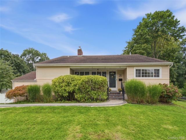  3 BR,  3.00 BTH &nbsp;Split level style home in Halesite