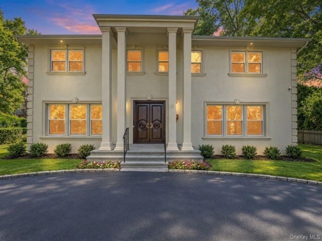  5 BR,  4.00 BTH &nbsp;Colonial style home in Great Neck