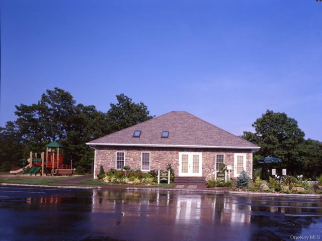  2 BR,  2.00 BTH &nbsp;Includes legal  style home in Setauket