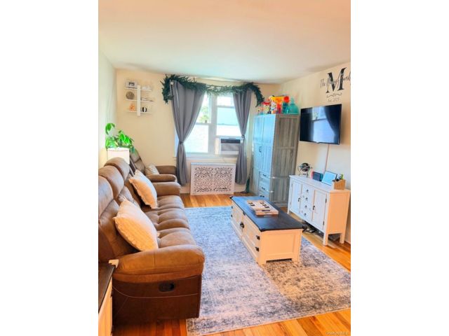  2 BR,  1.00 BTH &nbsp;Mid rise style home in Rockville Centre