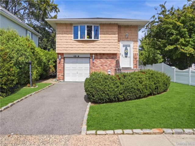  4 BR,  2.00 BTH &nbsp;Hi ranch style home in Massapequa