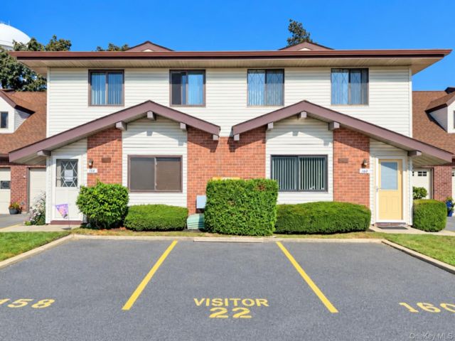  2 BR,  2.00 BTH &nbsp;Condo style home in Copiague