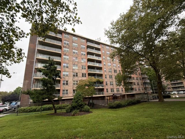  2 BR,  1.00 BTH &nbsp;Mid rise style home in East New York