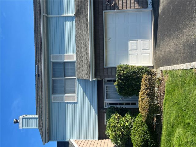  2 BR,  3.00 BTH &nbsp;Other style home in Commack