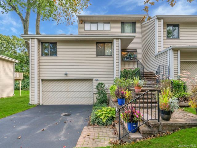  4 BR,  4.00 BTH &nbsp;Condo style home in Woodbury