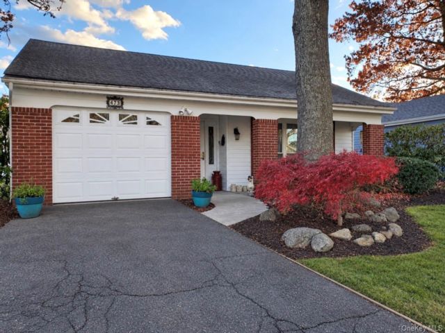  2 BR,  2.00 BTH &nbsp;Ranch style home in Ridge