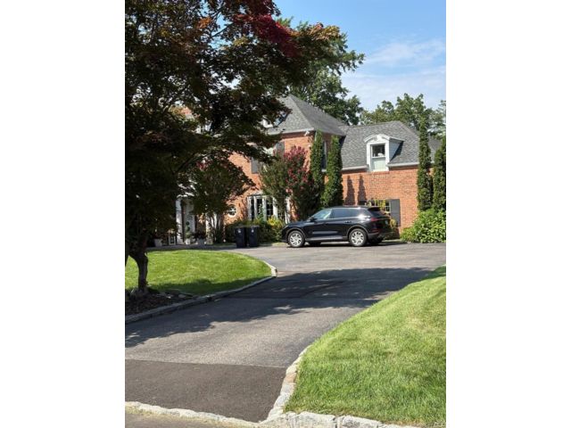  4 BR,  4.00 BTH &nbsp;Colonial style home in Great Neck