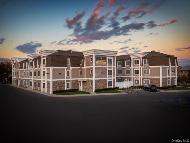  2 BR,  1.00 BTH &nbsp;Includes legal  style home in Farmingdale