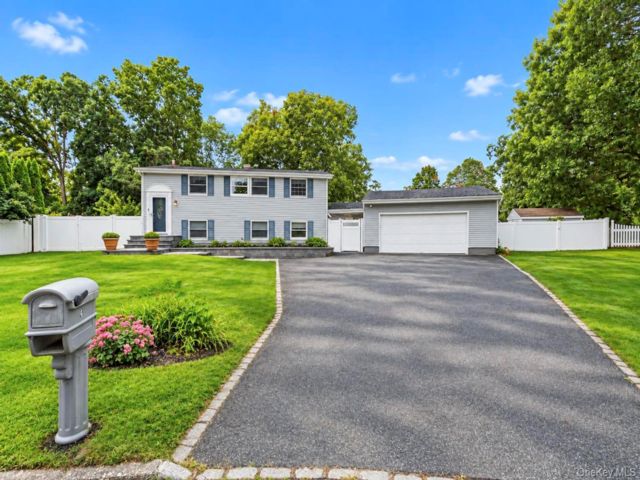  5 BR,  3.00 BTH &nbsp;Hi ranch style home in East Setauket
