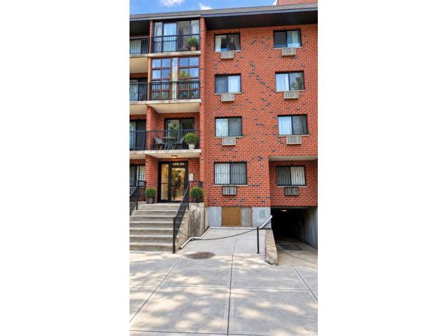  3 BR,  2.00 BTH &nbsp;Other style home in Flushing