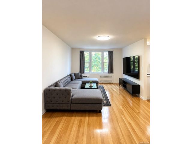  1 BR,  1.00 BTH &nbsp;High rise style home in Riverdale