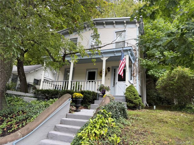  1 BR,  1.00 BTH &nbsp;Full floor apar style home in Northport