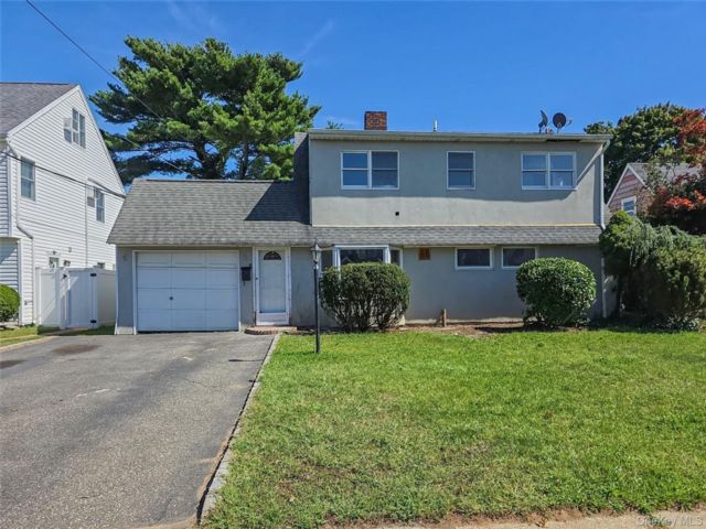  6 BR,  2.00 BTH &nbsp;Exp ranch style home in Levittown