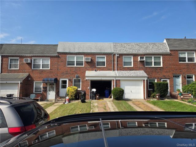  3 BR,  2.00 BTH &nbsp;House style home in Bayside