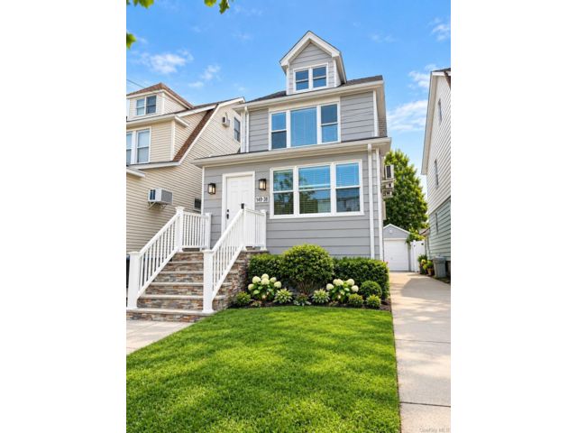  3 BR,  2.00 BTH &nbsp;Other style home in Whitestone