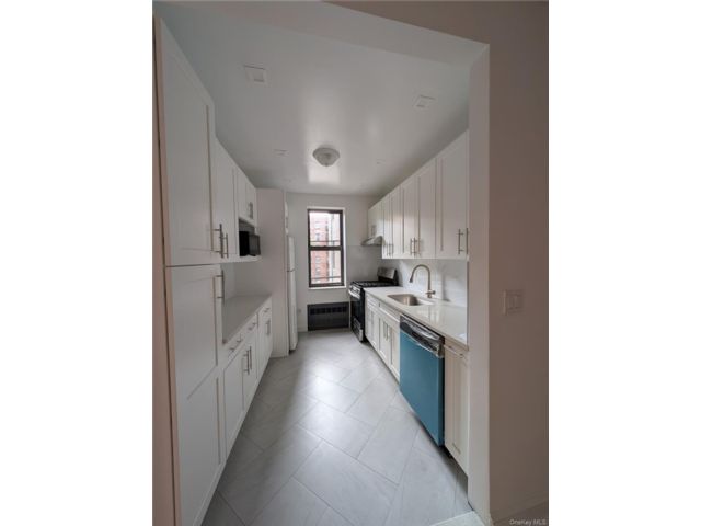  1 BR,  1.00 BTH &nbsp;High rise style home in Jackson Heights