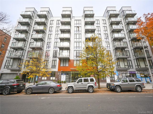  2 BR,  2.00 BTH &nbsp;Mid rise style home in Flushing