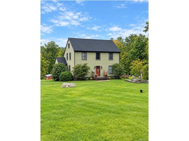  3 BR,  2.00 BTH &nbsp;Saltbox style home in Pine Bush