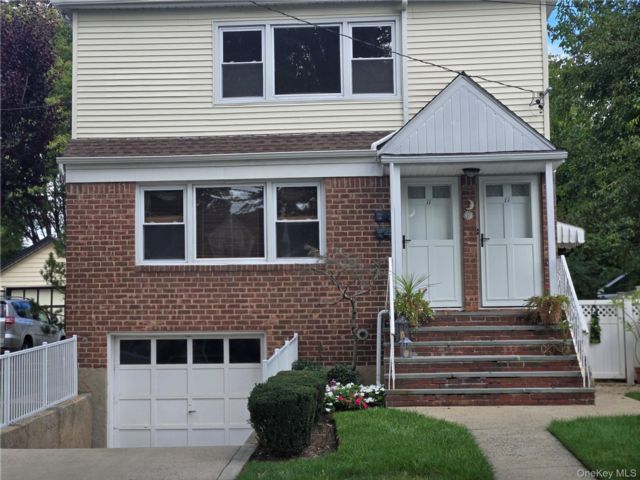  2 BR,  1.00 BTH &nbsp;Hi ranch style home in East Rockaway