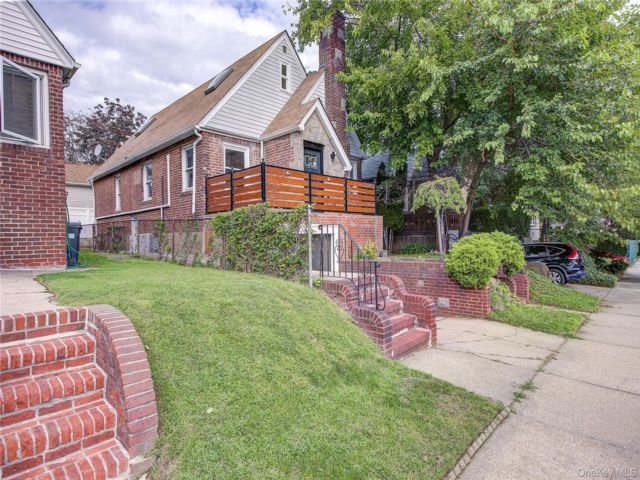  4 BR,  4.00 BTH &nbsp;Colonial style home in Flushing