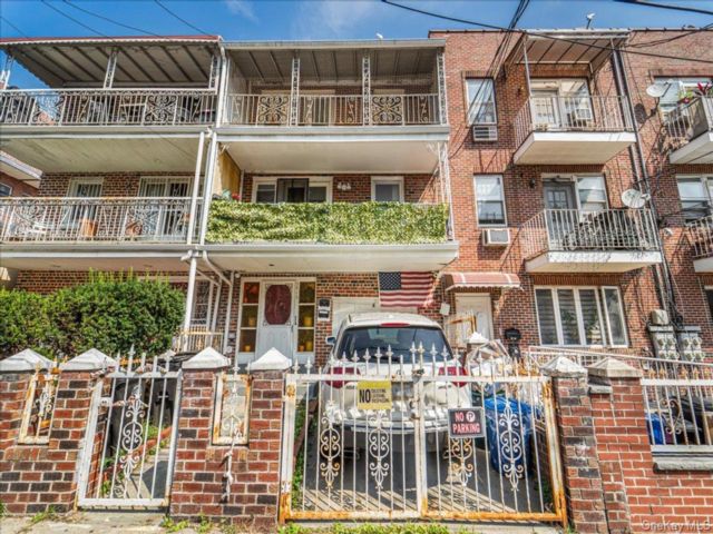  8 BR,  5.00 BTH &nbsp;House style home in Corona