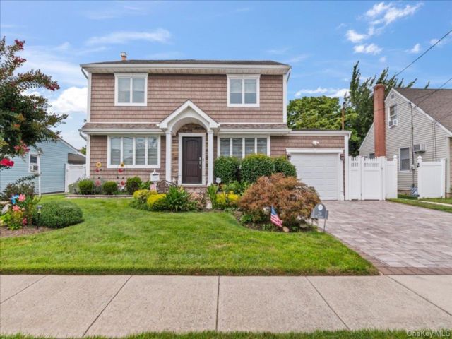  3 BR,  2.00 BTH &nbsp;Colonial style home in Bethpage