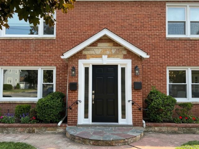 10 BR,  3.00 BTH &nbsp;Colonial style home in Yonkers