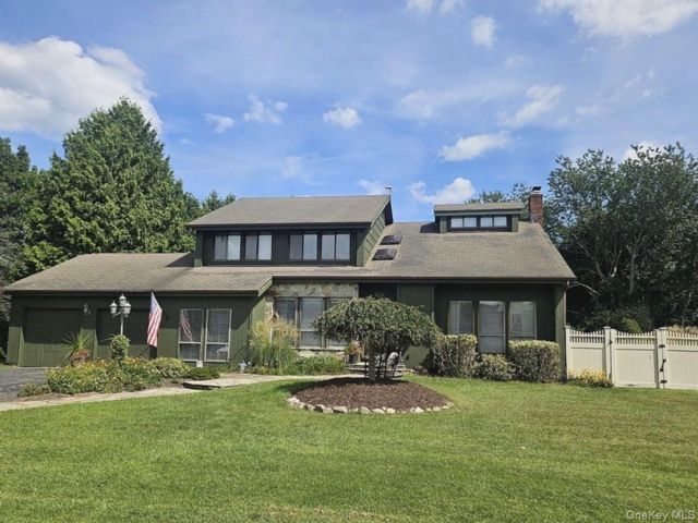  4 BR,  3.00 BTH &nbsp;Contemporary style home in Mount Sinai