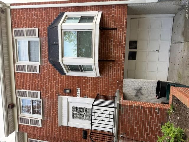  4 BR,  3.00 BTH &nbsp;Condo style home in Little Neck