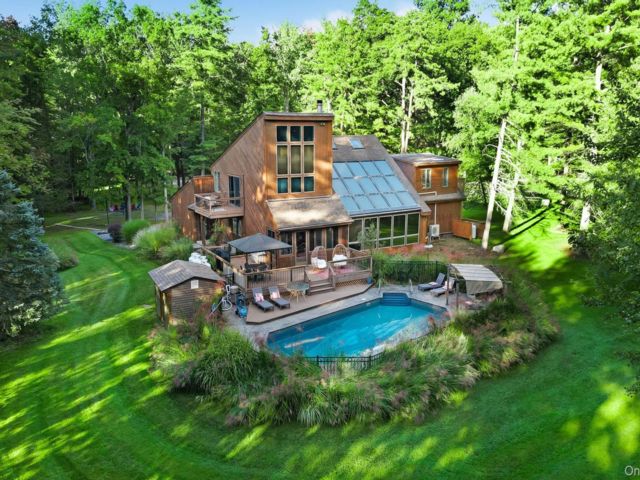  5 BR,  4.00 BTH &nbsp;Contemporary style home in Pine Bush