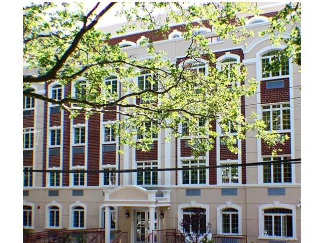  2 BR,  2.00 BTH &nbsp;Mid rise style home in Kew Gardens