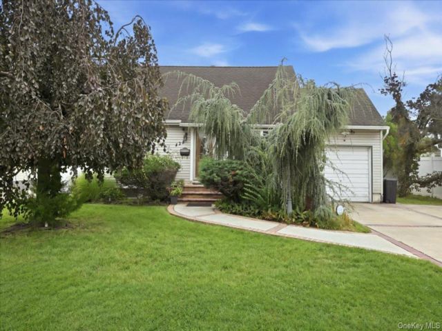  4 BR,  3.00 BTH &nbsp;Exp cape style home in Lindenhurst