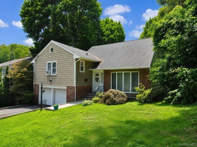  3 BR,  3.00 BTH &nbsp;Split level style home in Hartsdale