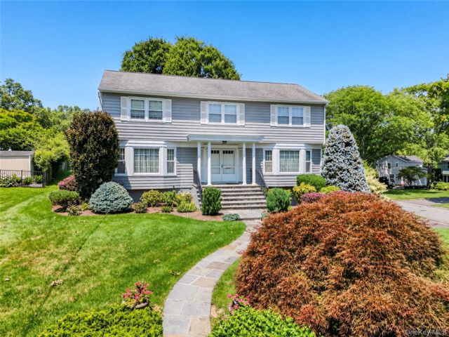  4 BR,  3.00 BTH &nbsp;Colonial style home in Rye Brook
