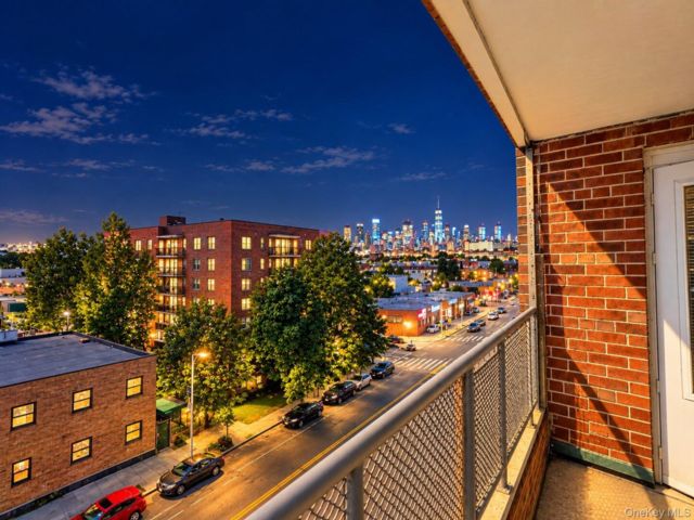  2 BR,  1.00 BTH &nbsp;Mid rise style home in Woodside