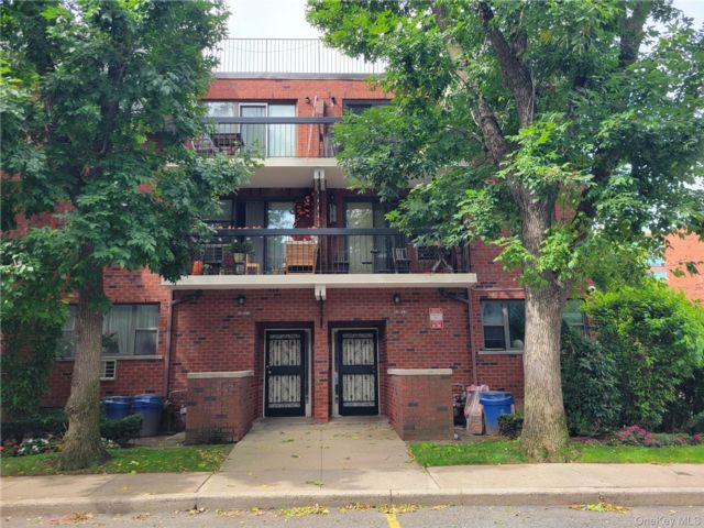  3 BR,  2.00 BTH &nbsp;Mid rise style home in Fresh Meadows
