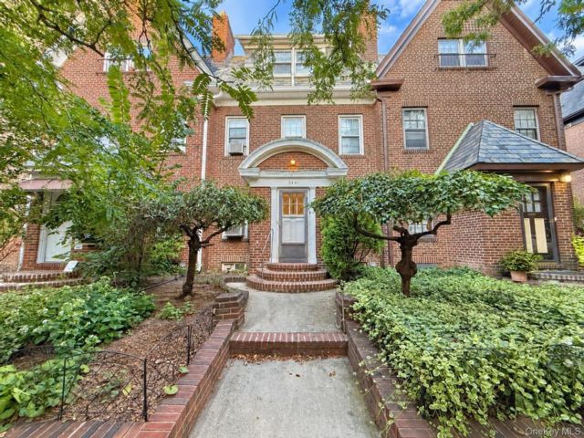  4 BR,  4.00 BTH &nbsp;Garden style home in Jackson Heights