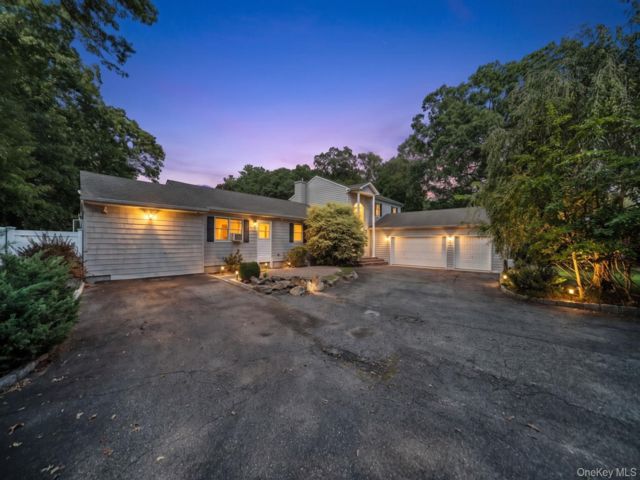  4 BR,  4.00 BTH &nbsp;Contemporary style home in Coram