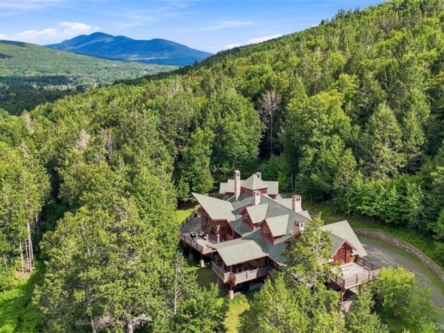  9 BR,  8.00 BTH &nbsp;Contemporary style home in Windham