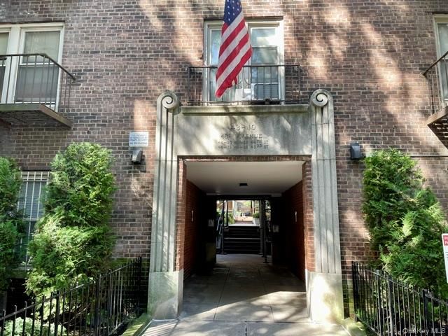  2 BR,  1.00 BTH &nbsp;High rise style home in Woodside