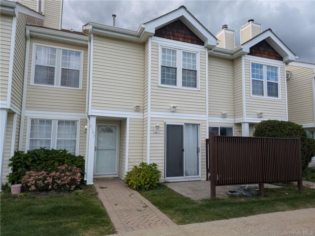  2 BR,  2.00 BTH &nbsp;Condo style home in Chester