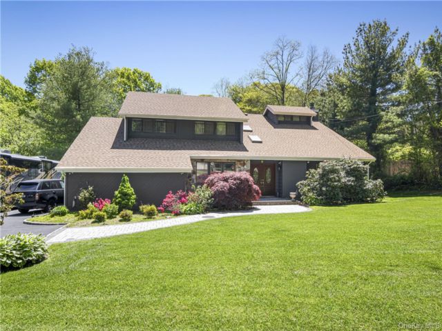  5 BR,  5.00 BTH &nbsp;Contemporary style home in Dix Hills