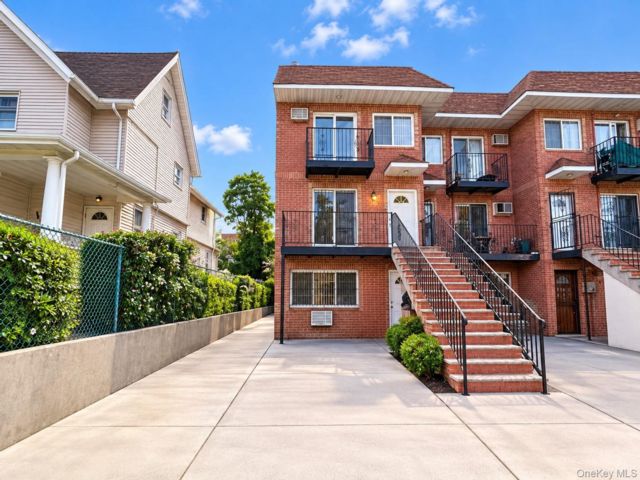  9 BR,  6.00 BTH &nbsp;House style home in Hollis