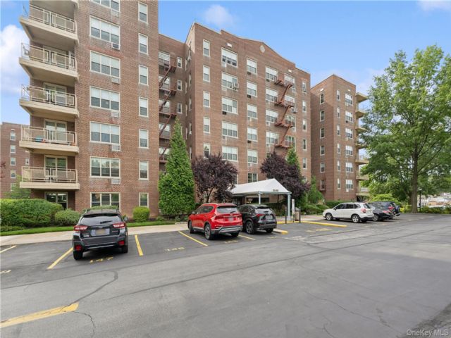  2 BR,  2.00 BTH &nbsp;Mid rise style home in Bayside